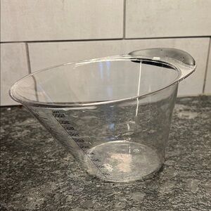 4 cup Pampered Chef Clear Measuring Cup with Black Markings. Looks new